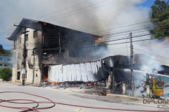 Incêndio de grandes proporções atingiu um mercado no bairro Santa Luzia, na manhã de domingo, 24