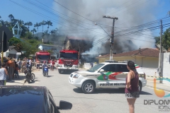 Incêndio de grandes proporções atingiu um mercado no bairro Santa Luzia, na manhã de domingo, 24