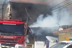 Incêndio de grandes proporções atingiu um mercado no bairro Santa Luzia, na manhã de domingo, 24