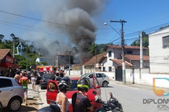 Incêndio de grandes proporções atingiu um mercado no bairro Santa Luzia, na manhã de domingo, 24