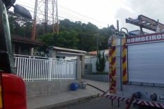 Dois caminhões do Corpo de Bombeiros foram encaminhados para combater incêndio