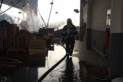 Incêndio de grandes proporções atinge fábrica de estofados (Foto: Corpo de Bombeiros)
