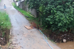 Moradores da rua Francisco Sumick esperam por reparos em ponte afetada pela chuva