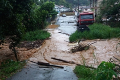 Moradores da rua Francisco Sumick esperam por reparos em ponte afetada pela chuva (Foto: Divulgação).