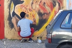 Cores e formas decoram os tapumes de proteção na Praça Barão de Scheneeburg.