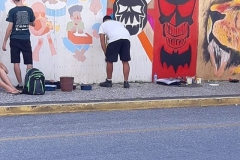 Cores e formas decoram os tapumes de proteção na Praça Barão de Scheneeburg.