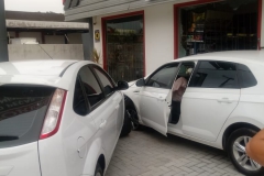 Vídeo: Carro sai da pista e atinge carro estacionado na rodovia