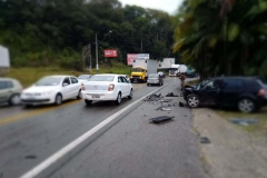 Acidente entre dois carros na rodovia Antônio Heil, na manhã de hoje, 6