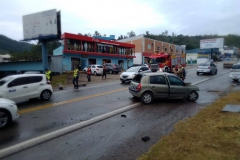 Acidente entre dois carros na rodovia Antônio Heil, na manhã de hoje, 6