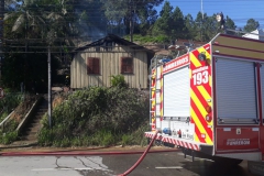 Incêndio em casa de madeira movimenta Corpo de Bombeiros (Foto: Divulgação/BM)