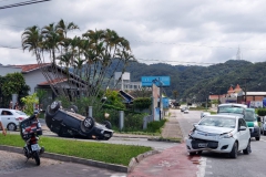 Colisão tomba veículo no bairro Maluche