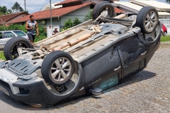 Colisão tomba veículo no bairro Maluche