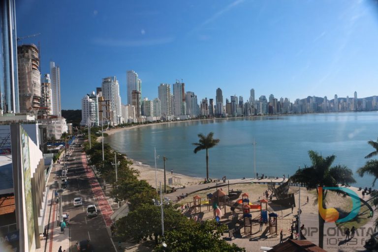 Vista de Balneário Camboriú a partir da barra sul