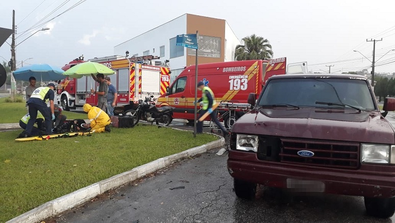 Acidente carro e moto Maluche