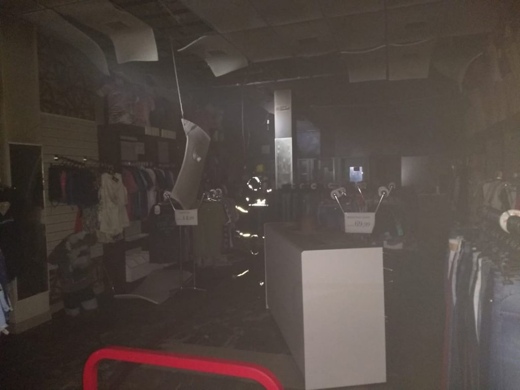 Loja é atingida por princípio de incêndio na rodovia Antônio Heil durante a madrugada