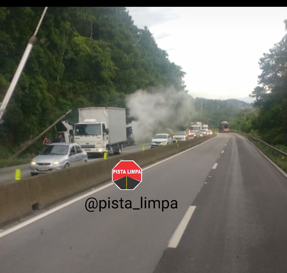 Acidente com carga de hidrogênio no Morro dos Cavalos na BR-101 interdita sentido Sul