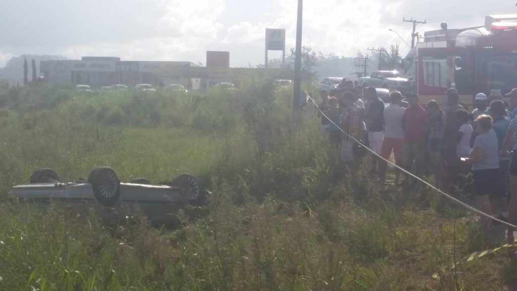 Veículo capota em matagal no bairro Limoeiro 