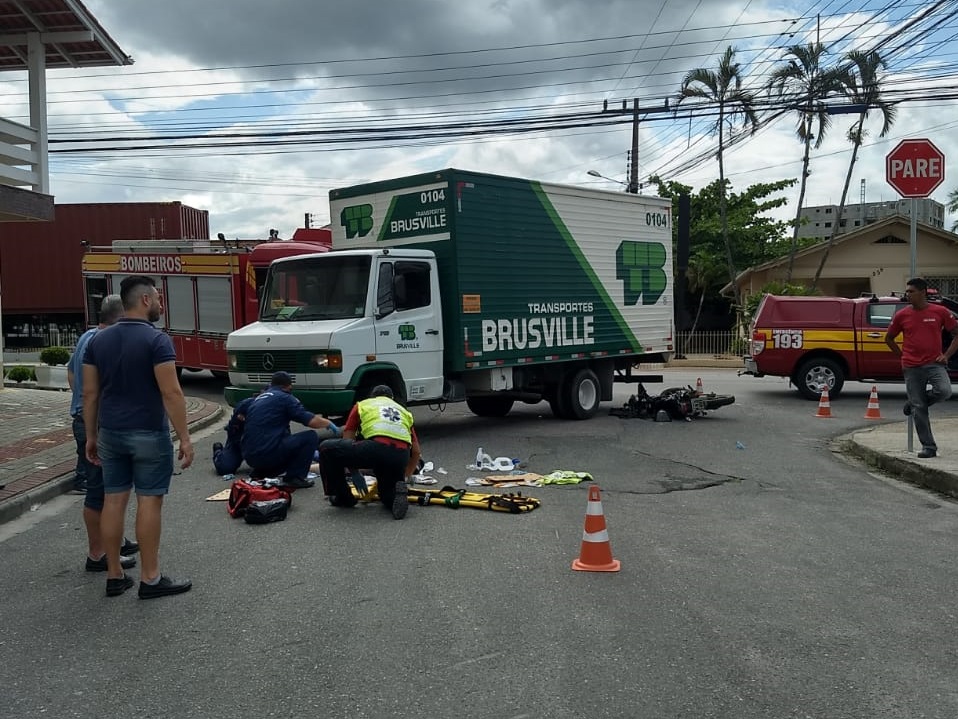 Acidente deixa vítima gravemente ferida no bairro Santa Terezinha