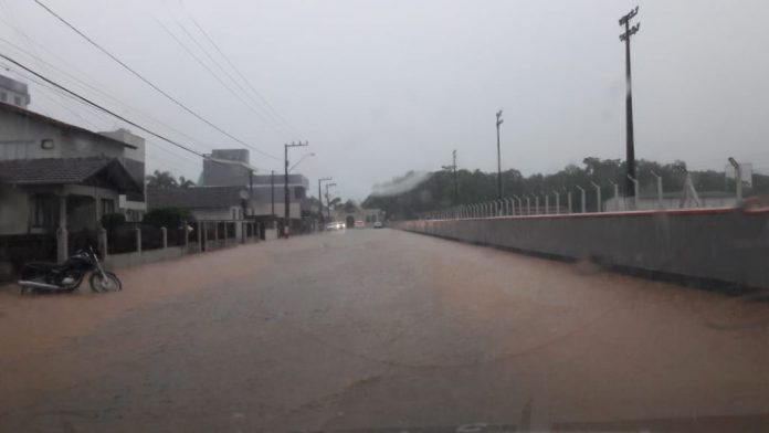 Chuva forte causa alagamentos em São João Batista