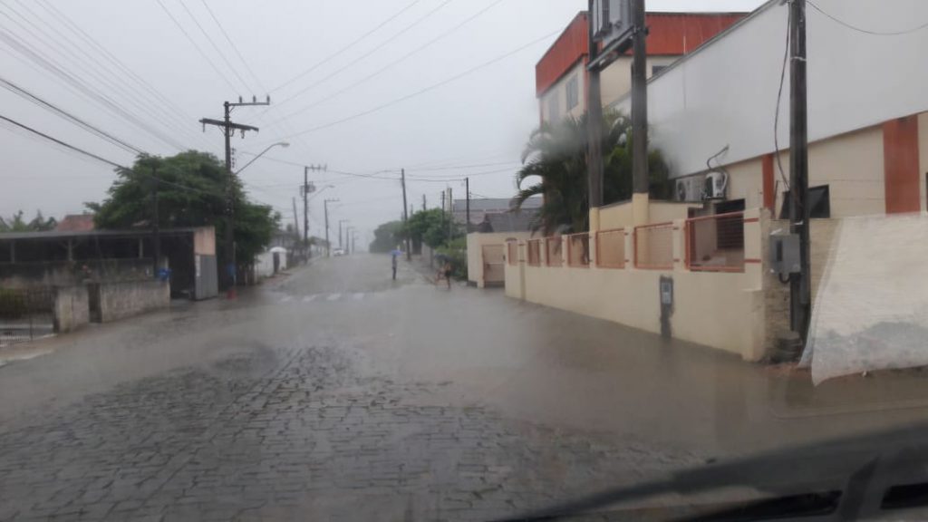 Chuva forte causa alagamentos em São João Batista 