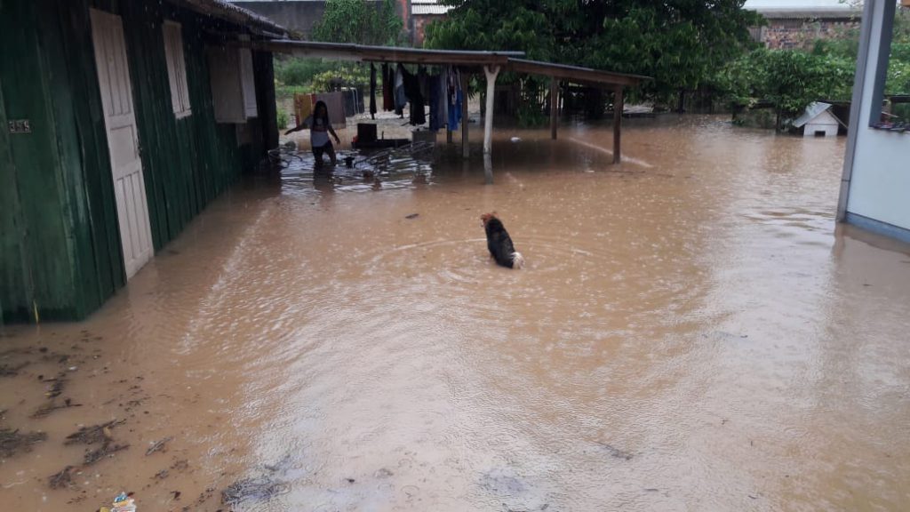 Chuva forte causa alagamentos em São João Batista 
