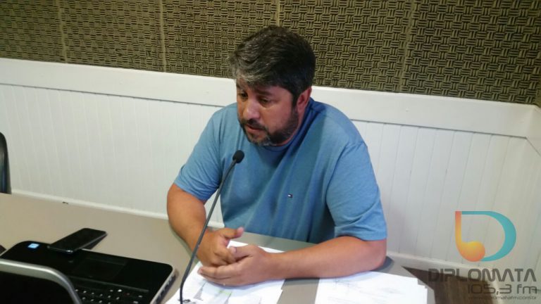 Deivis da Silva no estúdio da Diplomata FM