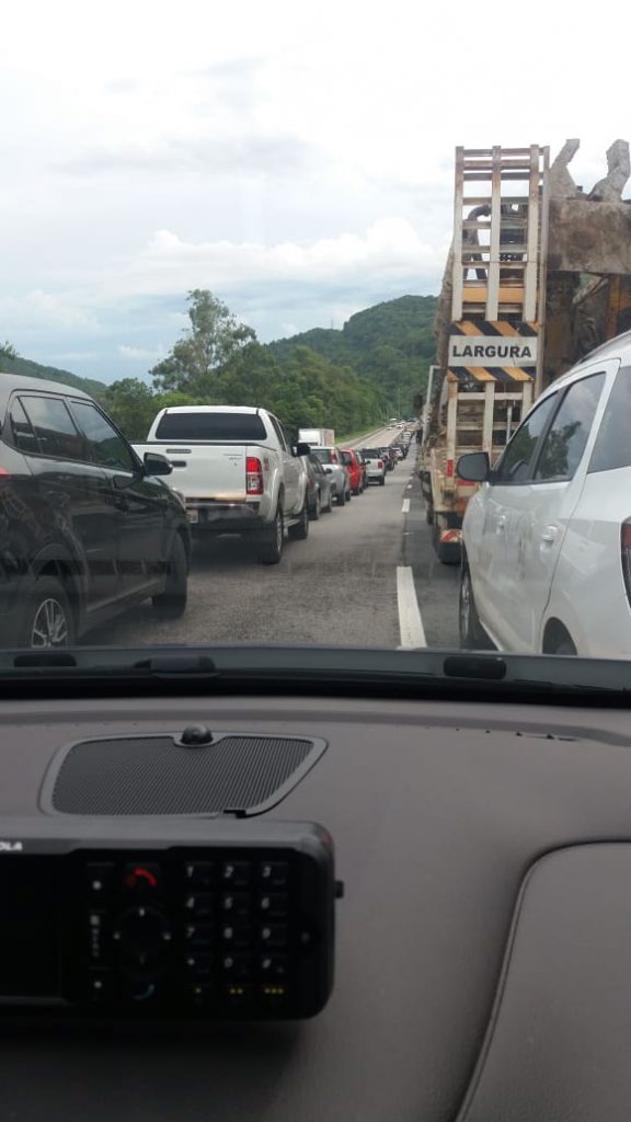 Acidente com carga de hidrogênio no Morro dos Cavalos na BR-101 interdita sentido Sul