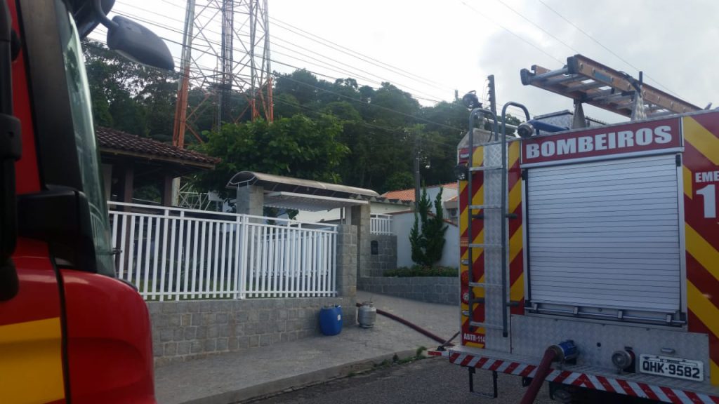 Corpo de Bombeiros combate incêndio em residência no Centro