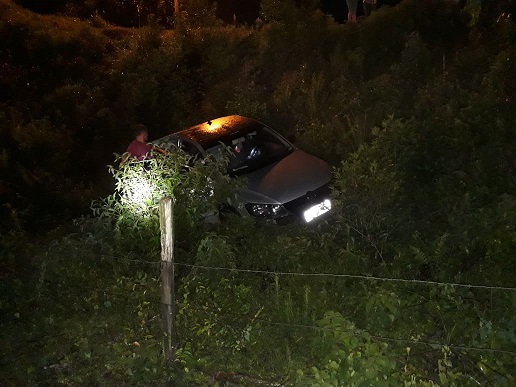 Veículo cai em ribanceira na Rua Carlos Ristow