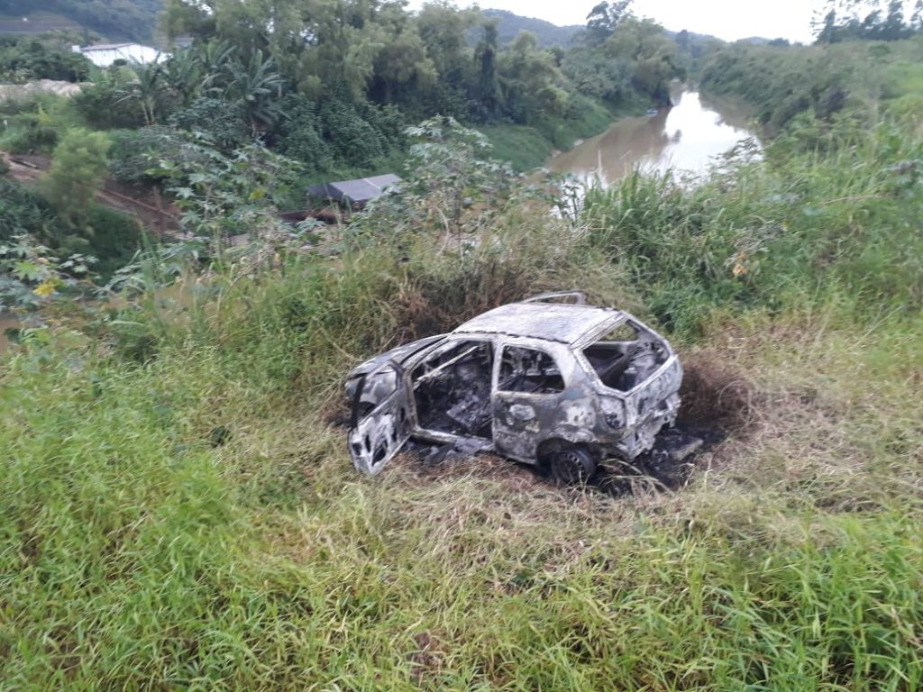 Veículo destruído por incêndio no bairro Limoeiro 