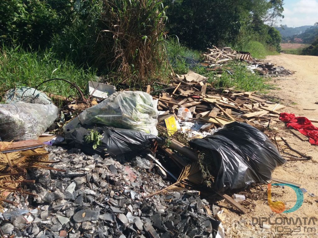 Lixo na rua Benjamim Beber-Limeira (