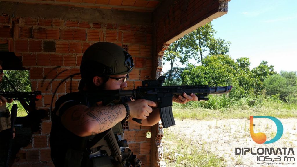 Soldado na mira com airsoft