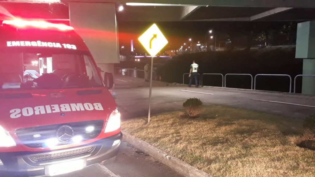 Carro cai no rio Itajaí Mirim após colidir em coluna da ponte Arthur Schlösser