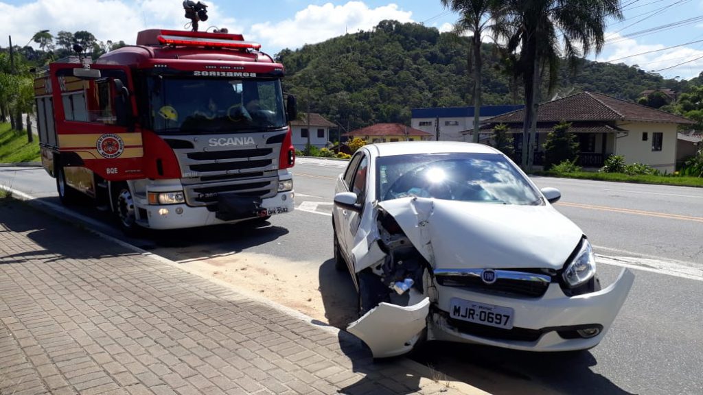 Colisão carro em poste na rodovia Antônio Heil