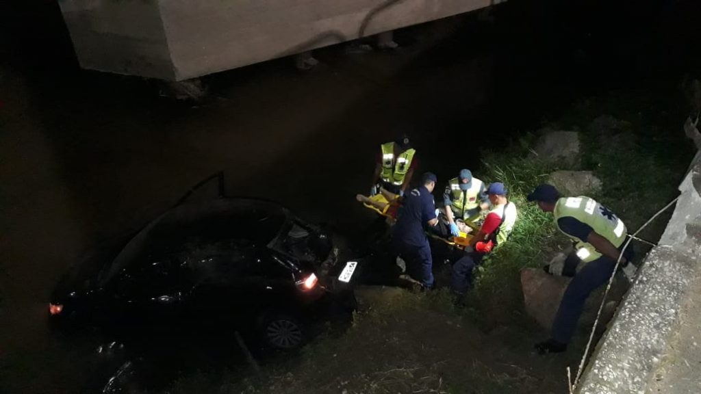 Carro cai no rio Itajaí Mirim após colidir em coluna da ponte Arthur Schlösser