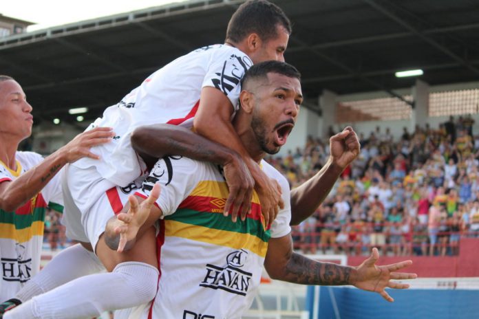 Atacante Hélio Paraíba na comemoração do gol do Brusque FC