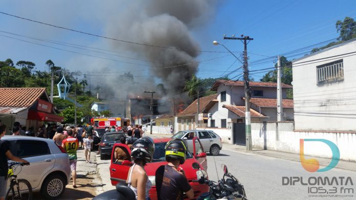 Incêndio de grandes proporções destrói mercado no Santa Luzia
