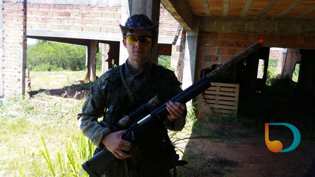 Matheus Moreira com airsoft