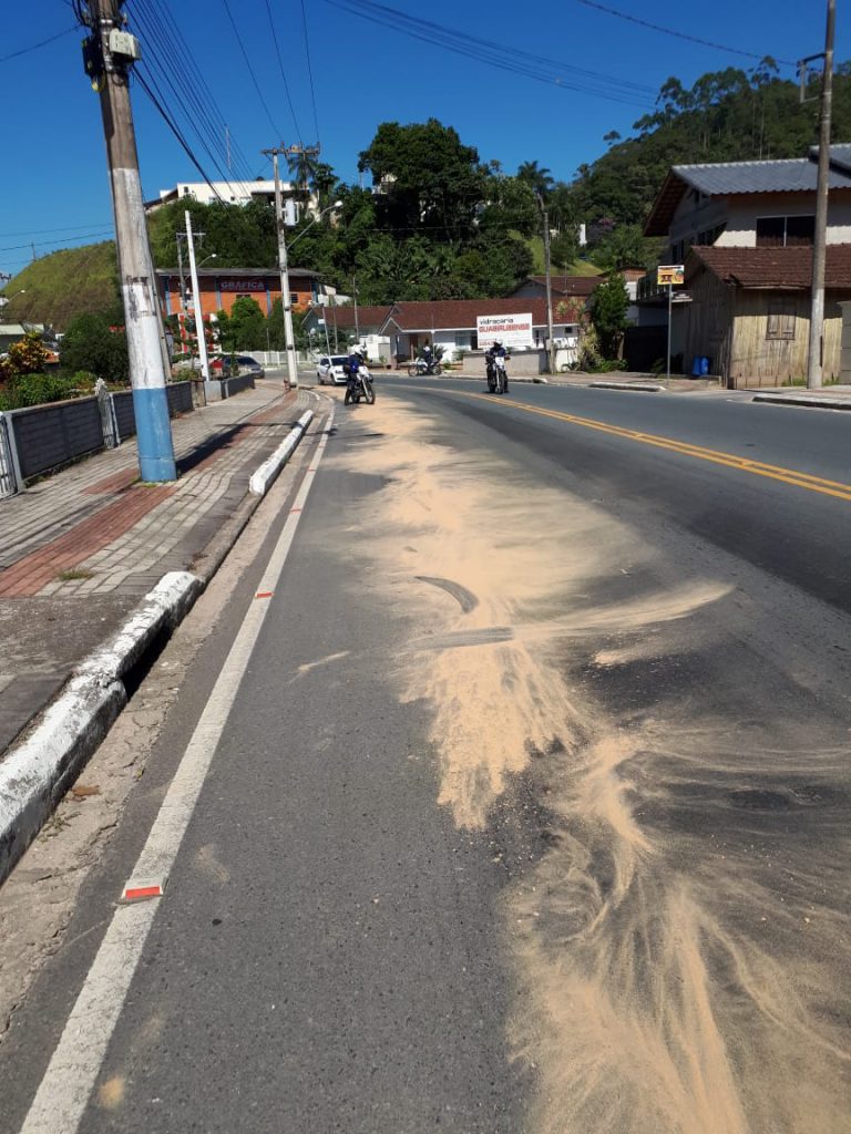 Limpeza de óleo na pista na rua Imigrantes em Guabiruba