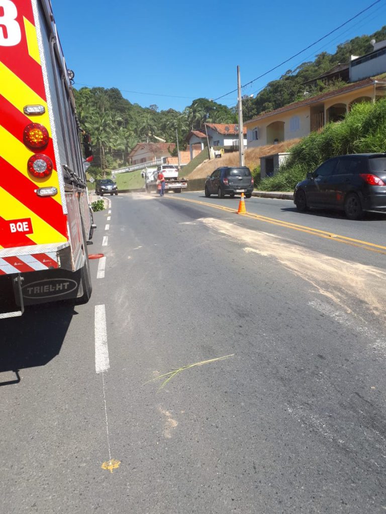 Limpeza de óleo na pista na rua Imigrantes em Guabiruba