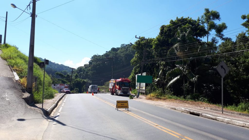 Limpeza de óleo na pista na rua Imigrantes