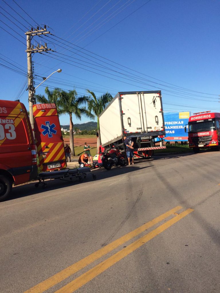 Colisão na SC-410 envolve motocicleta com placas de Brusque