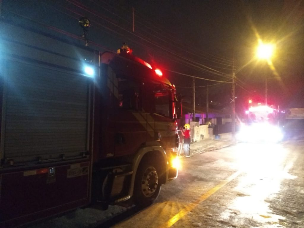 Incêndio destrói residência na rua São Leopoldo (Foto: Corpo de Bombeiros)