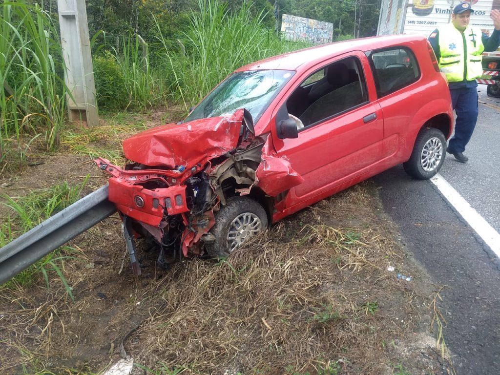 Fiat/Uno envolvido na colisão