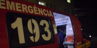 Carro cai em rio e jovem é socorrido em Brusque Corpo de Bombeiros à noite