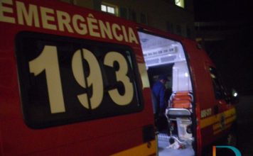Carro cai em rio e jovem é socorrido em Brusque Corpo de Bombeiros à noite