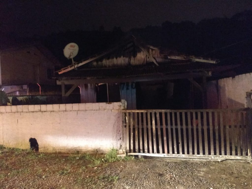 Incêndio destrói residência na rua São Leopoldo 