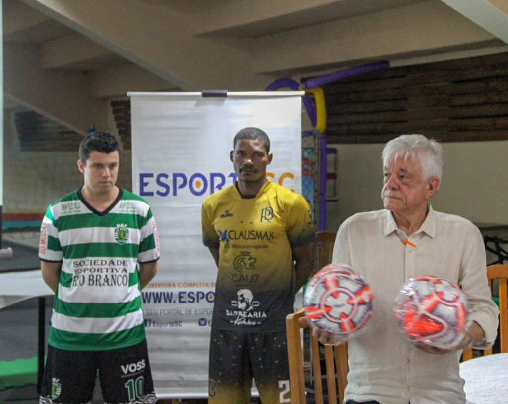 Entrega de bolas do municipal