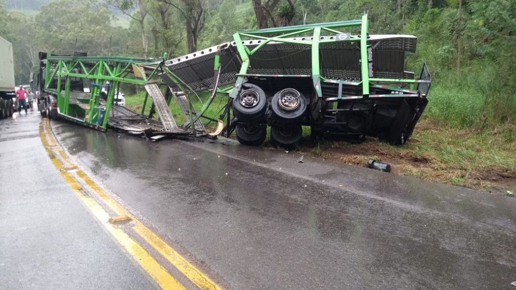 Colisão entre carreta e ônibus mata quatro pessoas em trecho de serra na BR-470