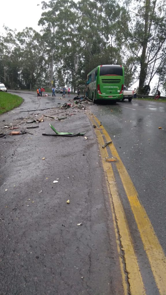 Colisão entre carreta e ônibus